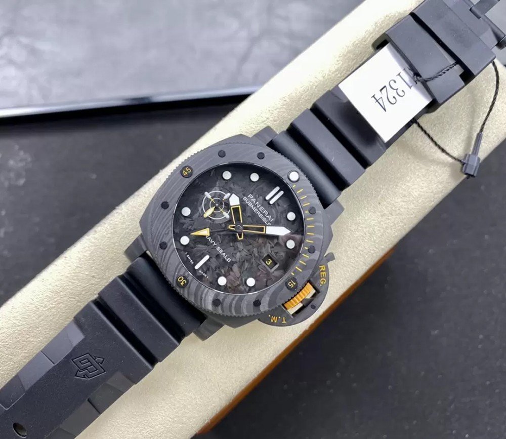 파네라이 섭머저블 GMT 카보테크 42mm PAM01324