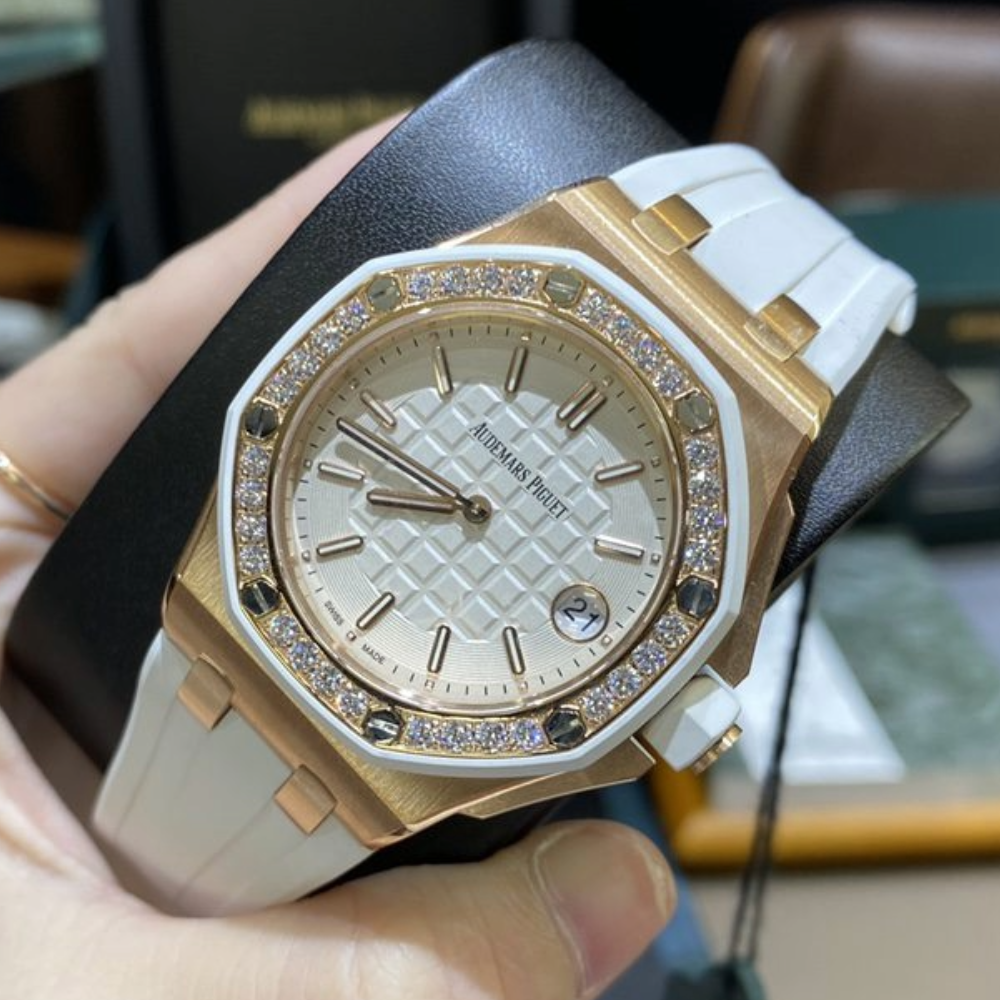 오데마피게 레이디 로얄오크 오프쇼어 화이트 다이얼 다이아베젤 화이트 러버스트랩 37mm 67540