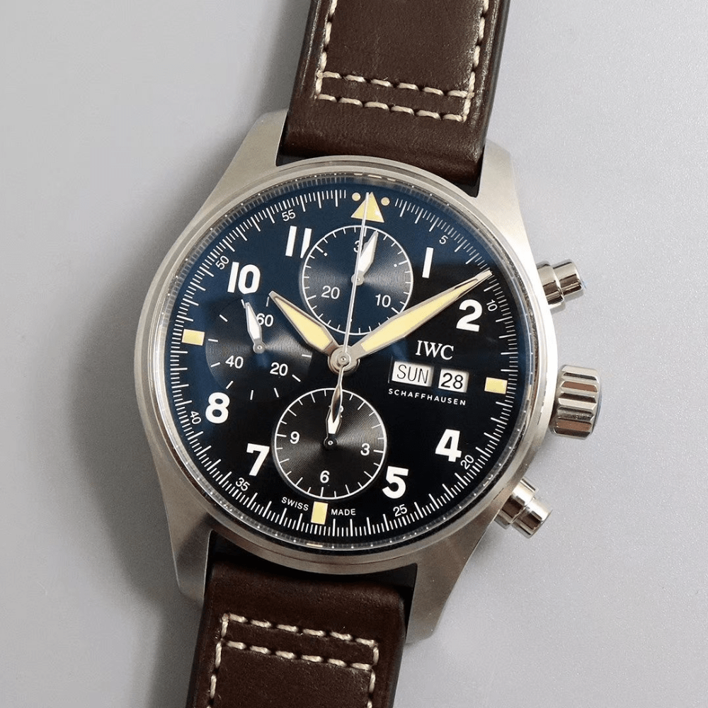 IWC 파일럿 스핏파이어 크로노그래프 블랙 다이얼 레더 스트랩 41mm IW387903