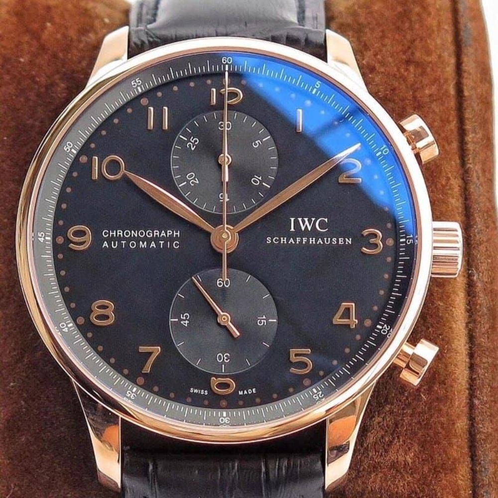 IWC 포르투기저 크로노그래프 로즈골드 블랙 다이얼 레더 스트랩 41mm IW371482