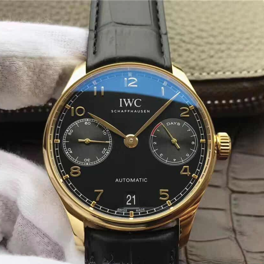 IWC 포르투기저 세븐데이즈 골드 블랙 다이얼 레더 스트랩 42.3mm IW500101