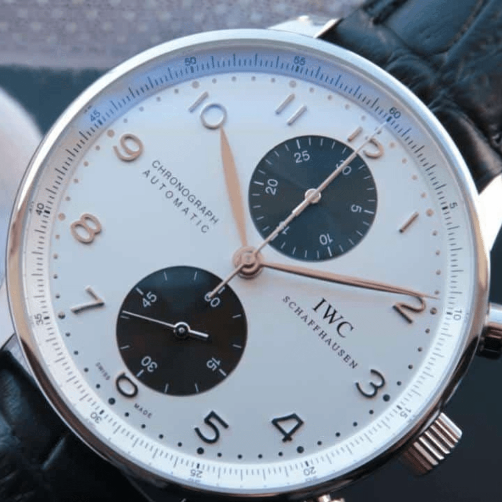 IWC 포르투기저 크로노그래프 칼리버 블랙/화이트 다이얼 레더 스트랩 40.9mm IWC371411