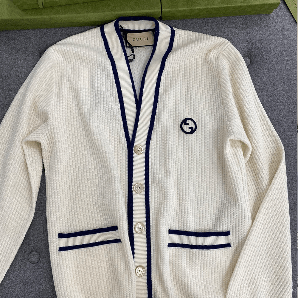 구찌 23FW 울 자수로고 가디건