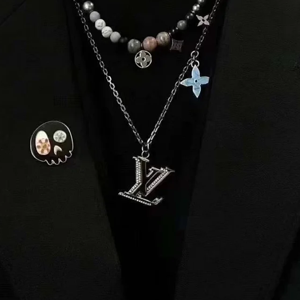 루이비통 플라워 세팅 로고 목걸이