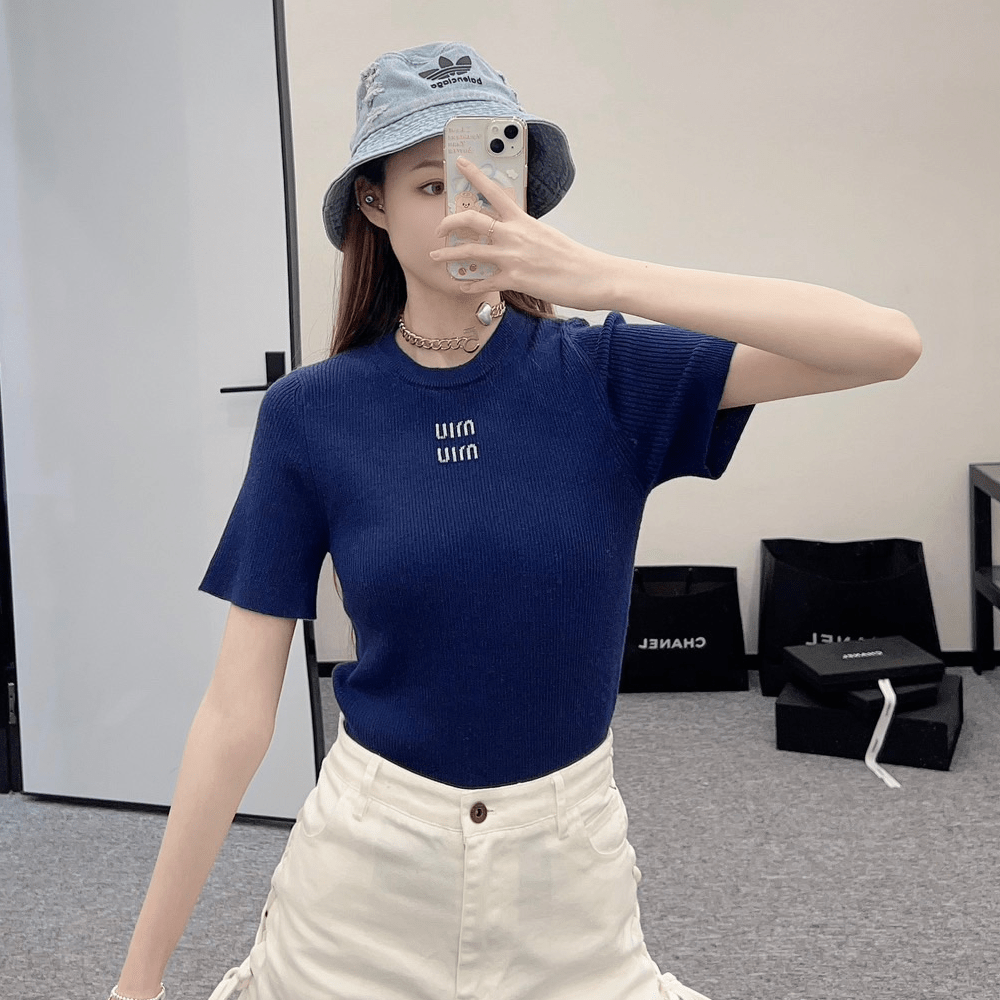 미우미우 24SS 스몰로고 반팔 니트