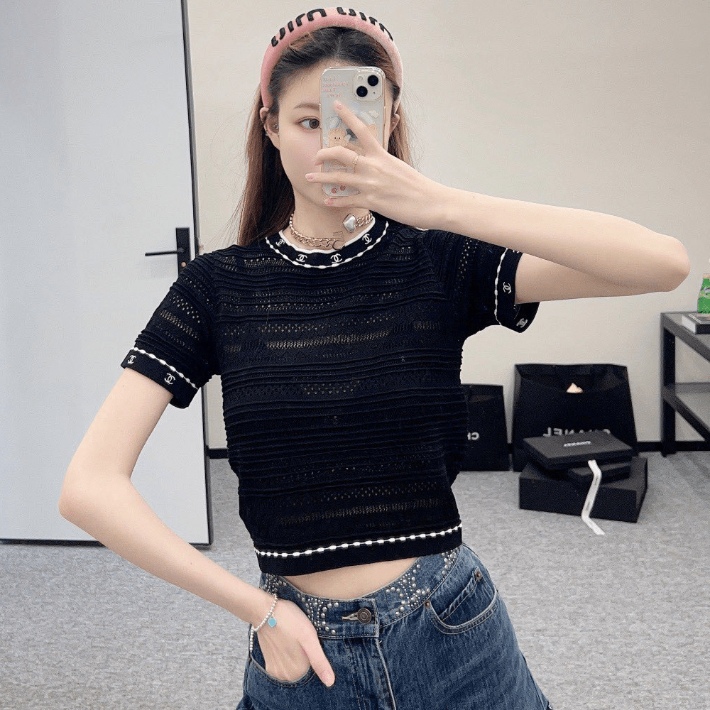 샤넬 24SS 라운드 자수로고 니트 반팔 블랙