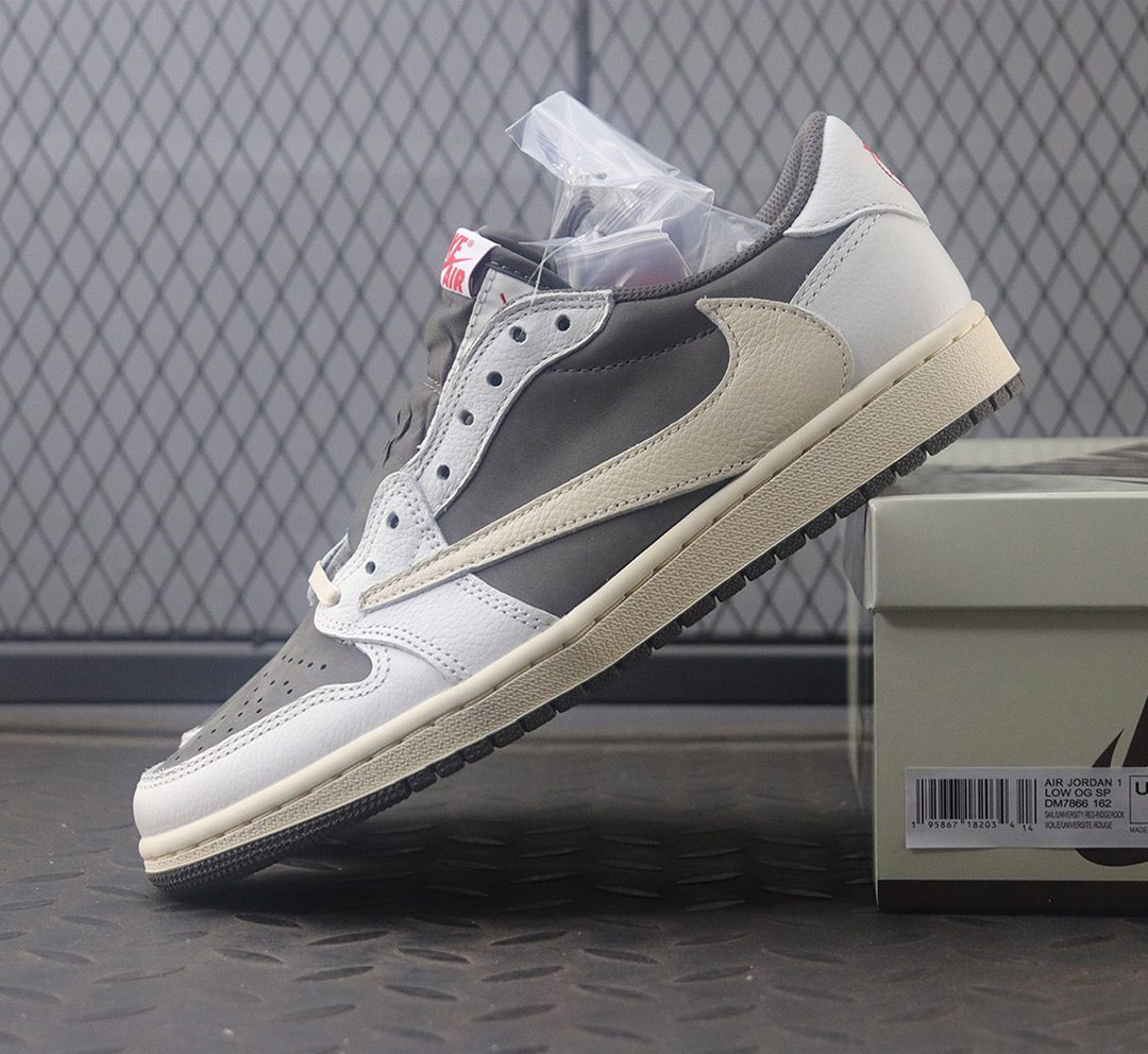 나이키 에어조던1 레트로 로우 트레비스 스캇 리버스 모카