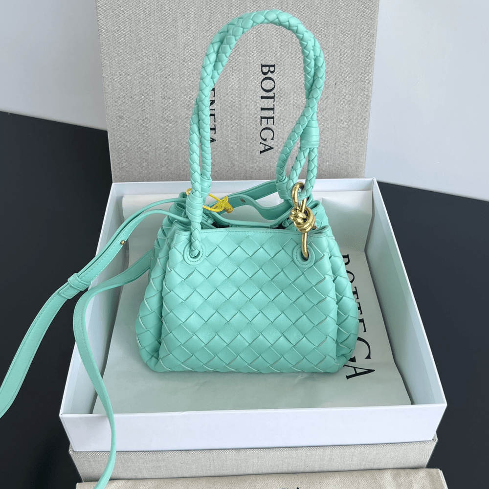 보테가베네타 인트레치아토 레더 숄더백 오아시스 블루 796569