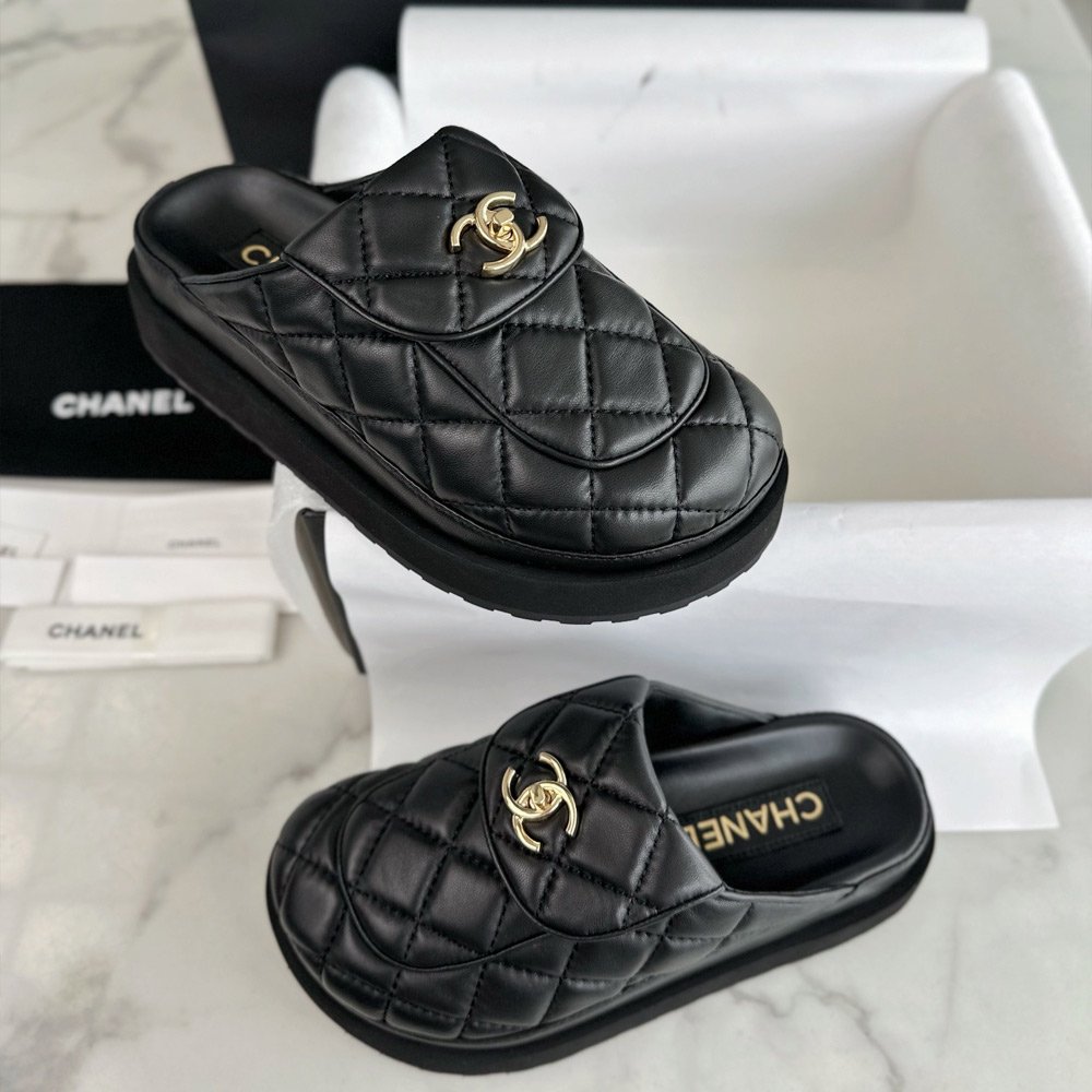 샤넬 24SS 퀼팅 금장 로고 슬리퍼