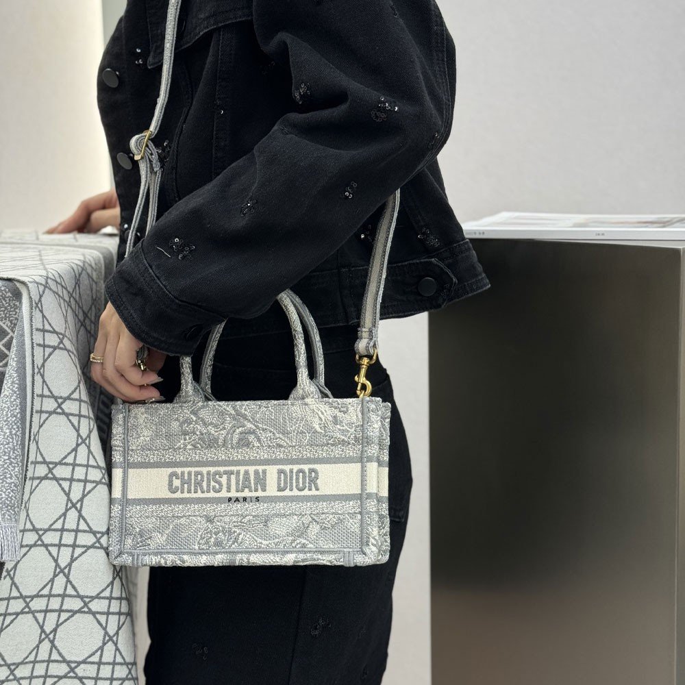 디올 북 토트 스트랩 백 미니 뜨왈 드 주이 리버스 그레이
