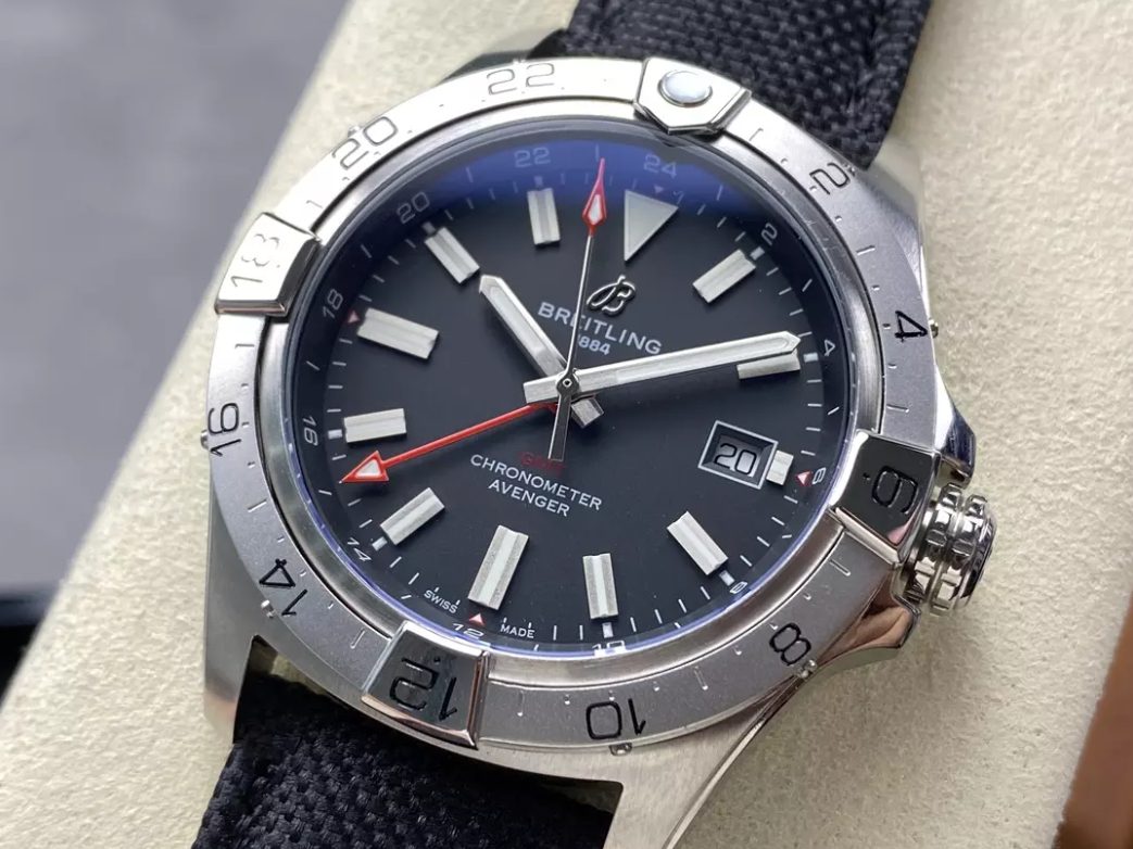 브라이틀링 어벤저 오토매틱 GMT 베스트 에디션 레드 다이얼 나일론 스트랩 44mm