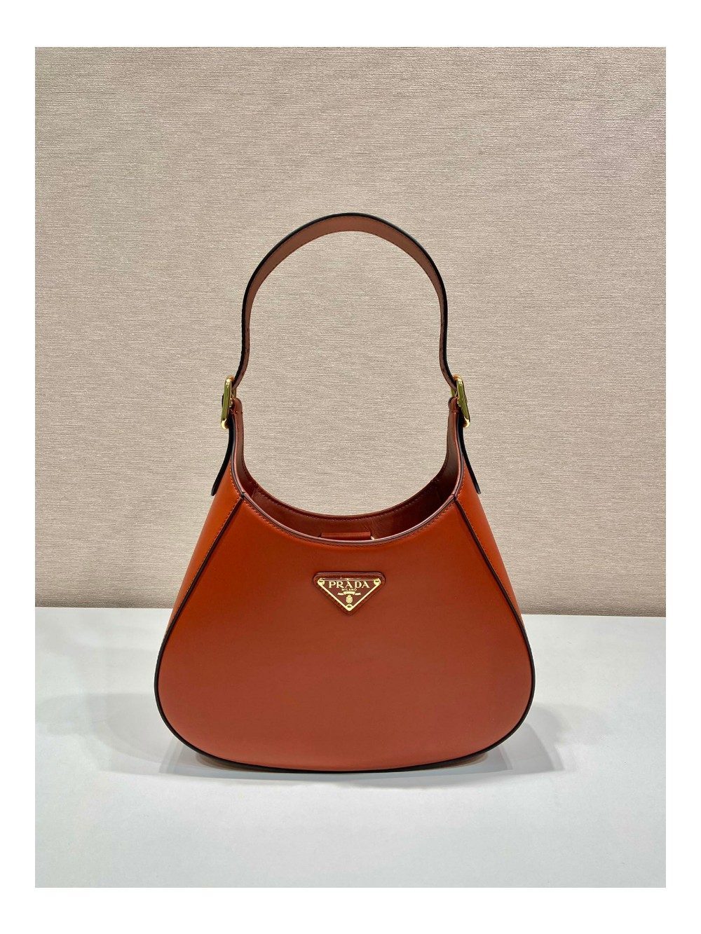 프라다 삼각로고 레더 클리오백 카라멜