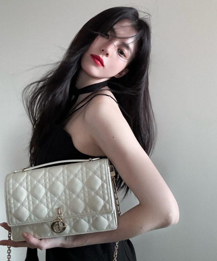 [한소희 PICK] 디올 MISS DIOR 탑 핸들 백 화이트