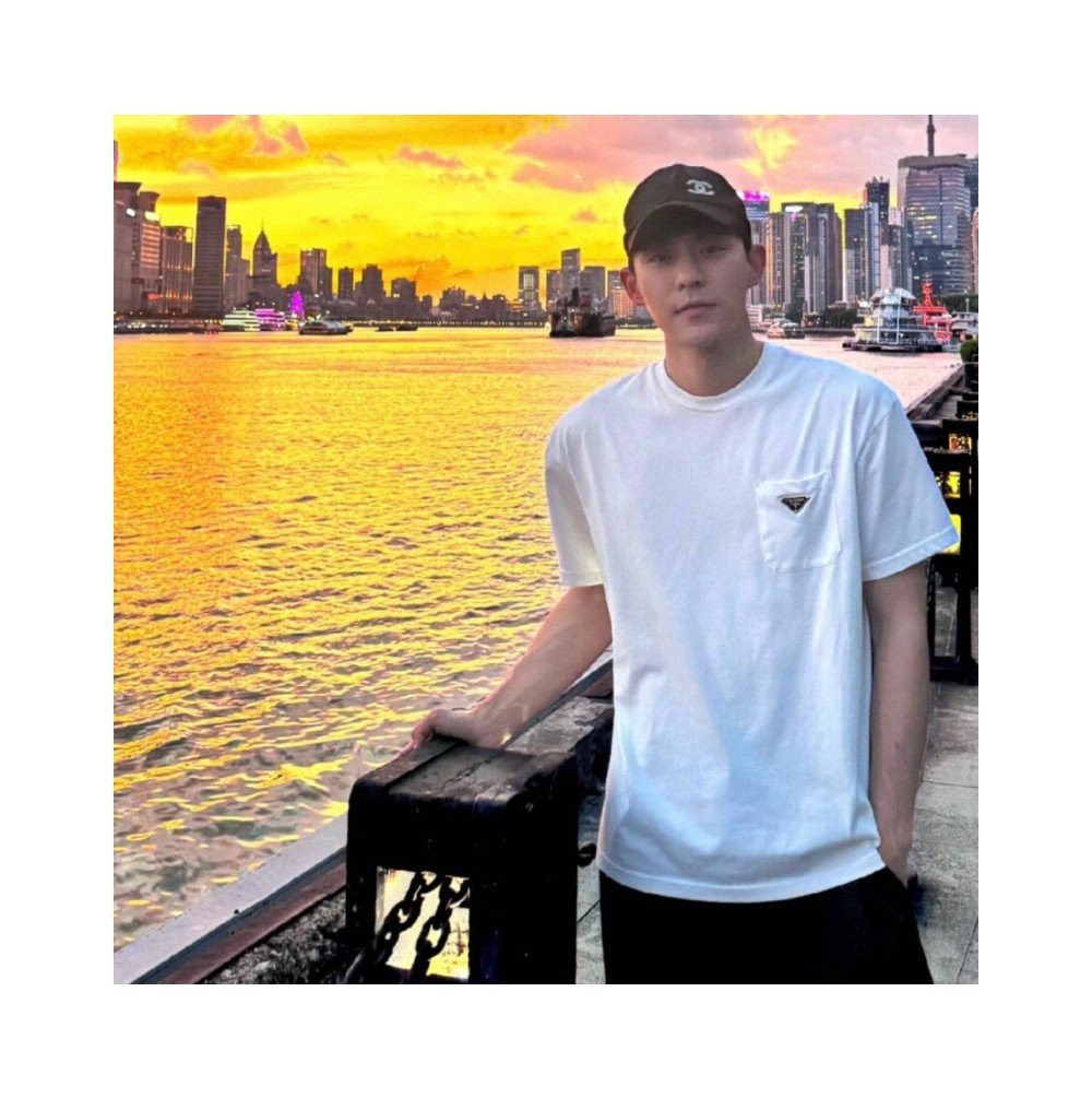 프라다 삼각 로고 포켓 반팔 티셔츠 화이트