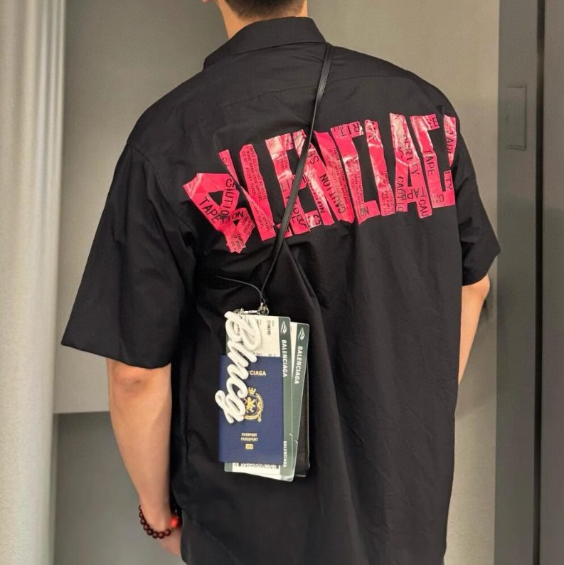 발렌시아가 레드 테이프 타입 라지 핏 숏슬리브 셔츠 블랙